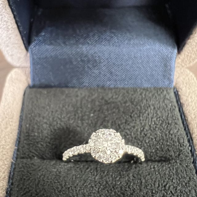 【BRILLIANCE+(ブリリアンスプラス)の口コミ】 指輪のデザイン、価格、接客が素晴らしくこちらに決めせせてもらいました…
