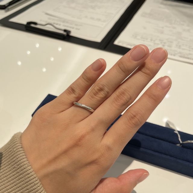 【4℃ BRIDAL(ヨンドシーブライダル)の口コミ】 シンプルなS字のリングです。
王道なデザインですが、付け心地もよくS字が…