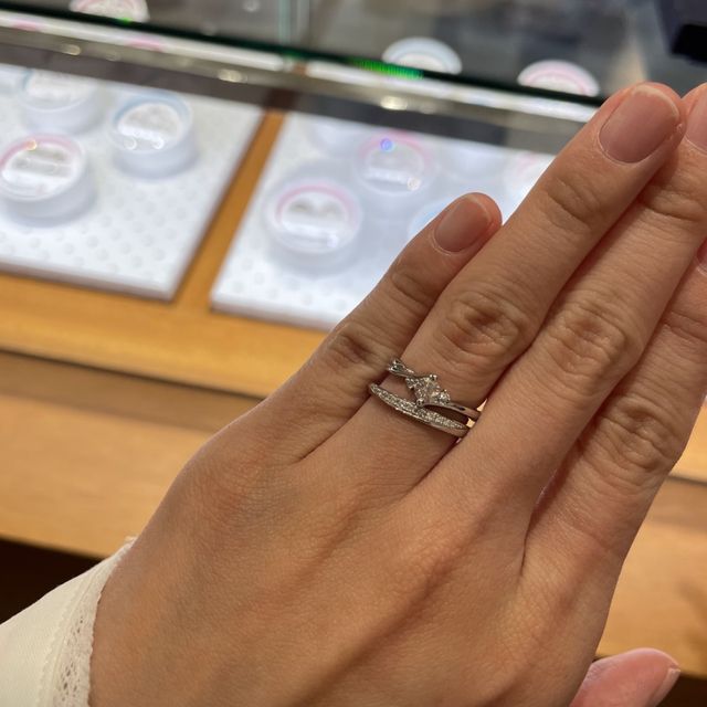 【BIJOUPIKO(ビジュピコ)の口コミ】 婚約指輪は別のブランドのものになります。
婚約指輪と重ねた時に綺麗にみ…
