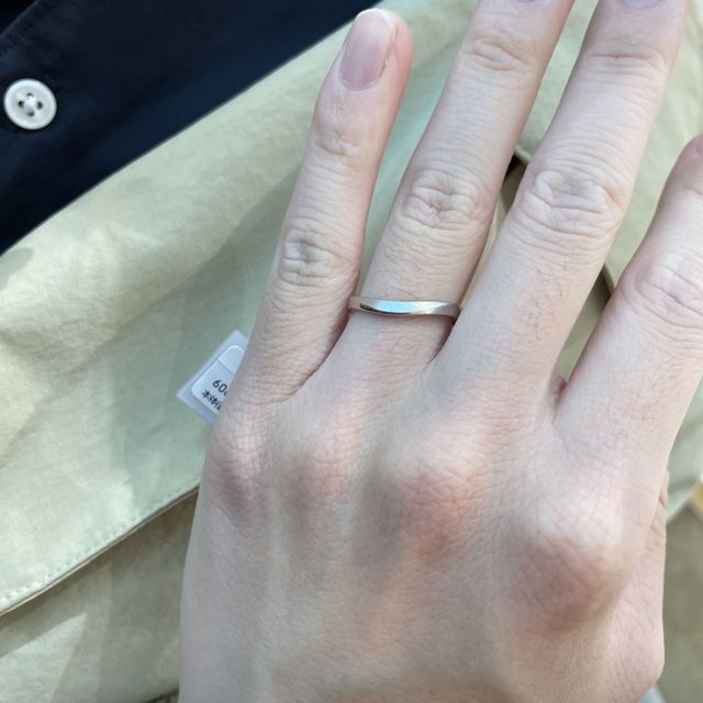 【BIJOUPIKO(ビジュピコ)の口コミ】 婚約指輪は別のブランドのものになります。
婚約指輪と重ねた時に綺麗にみ…