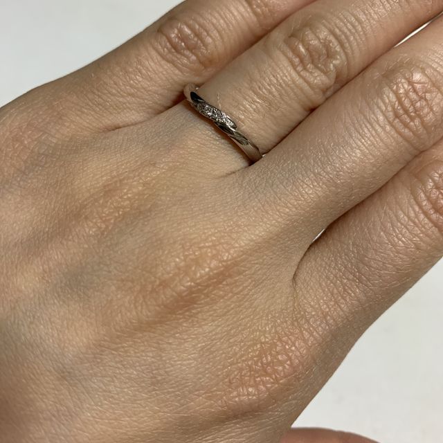 【銀座ダイヤモンドシライシの口コミ】 指を綺麗に見せるウェーブ型にしました。
そして毎日身につけるものなので…