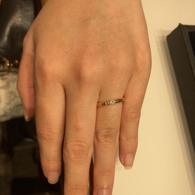 【4℃ BRIDAL(ヨンドシーブライダル)の口コミ】 ディズニーコラボを色々試着した中で、美女と野獣の中央にダイヤのついた…