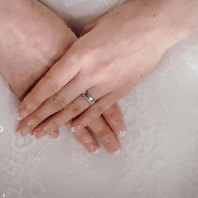 【4℃ BRIDAL(ヨンドシーブライダル)の口コミ】 結婚指輪と一緒に毎日つけたかったので、立て爪ではなく、ストレートの婚…