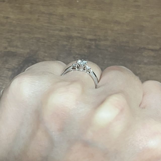 【エクセルコダイヤモンド(EXELCO DIAMOND)の口コミ】 王冠デザインの石座がとても可愛くて一目惚れしました。サイドのミル打ち…