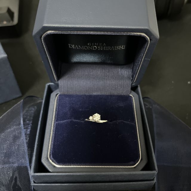 【銀座ダイヤモンドシライシの口コミ】 可愛らしいデザインで彼女が気に入ったのが1番の決め手でした。
また重ね…