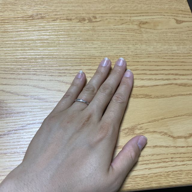 【銀座ダイヤモンドシライシの口コミ】 結婚指輪と婚約指輪を重ね付けしたかったので、婚約指輪と同じブランドが…