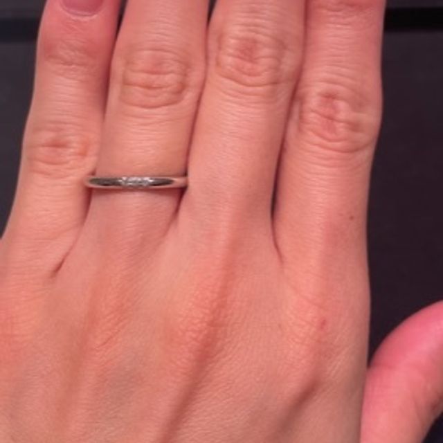 【ティファニー(Tiffany & Co.)の口コミ】 縁は細めであり、３つのダイヤが際立つ。
価格はティファニーの中ではそこ…
