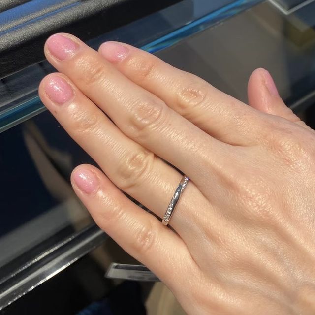 【エクセルコダイヤモンド(EXELCO DIAMOND)の口コミ】 細い指輪と斜めにデザインされたダイヤモンドが女性らしく華奢に見えます…