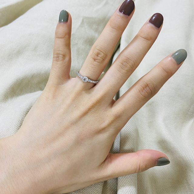 【銀座ダイヤモンドシライシの口コミ】 メレありのキラキラ輝くデザインで、普段使いできるような爪が飛び出てな…