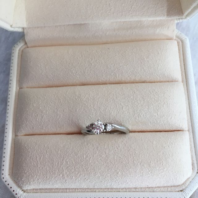 【アイプリモ(I-PRIMO)の口コミ】 結婚指輪をシンプルにしたので、婚約指輪は少し目立つタイプが良いと思い…