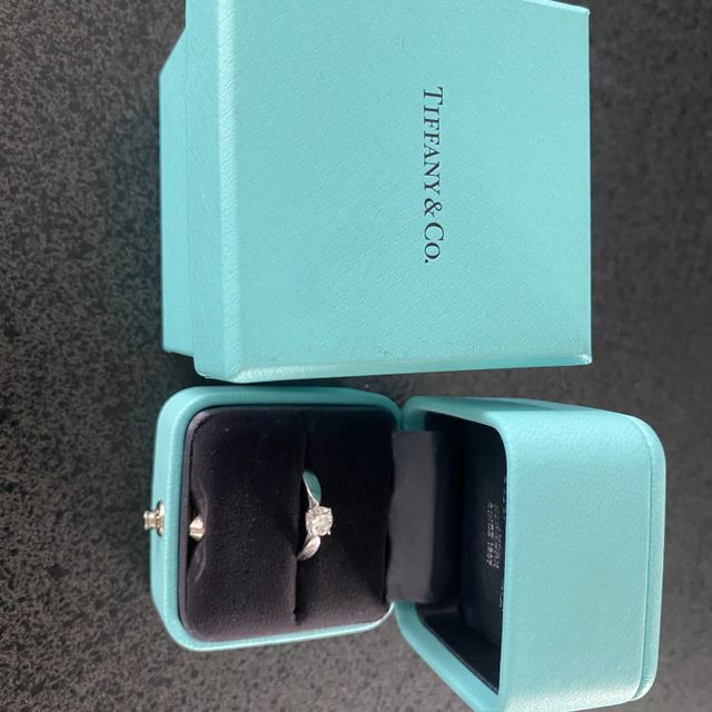 【ティファニー(Tiffany & Co.)の口コミ】 価格は60万ほどでした。
いろいろスタッフの人にだしてもらいましたが、そ…