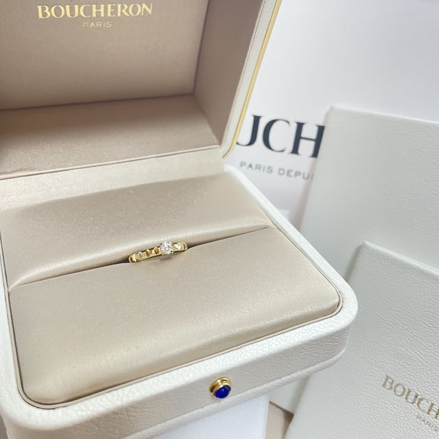 【ブシュロン(BOUCHERON)の口コミ】 リングは肌馴染みのよいゴールドで、ダイアモンドの土台は4つの爪で凹凸が…