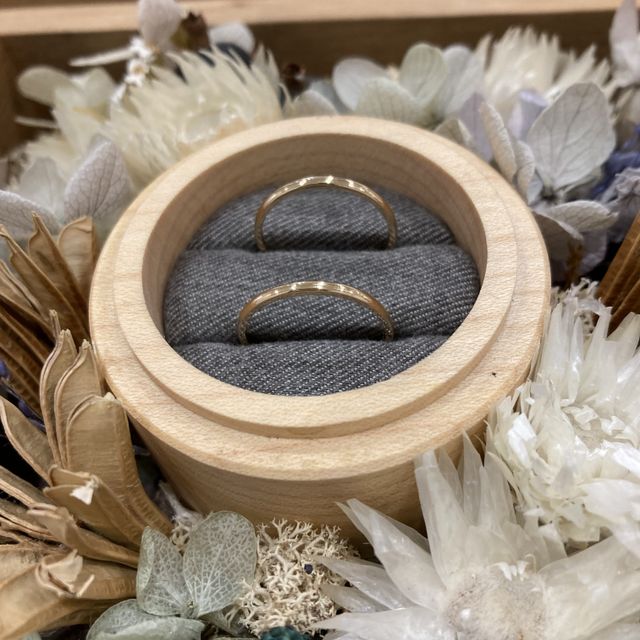 【鎌倉彫金工房の口コミ】 デザインと口コミと価格。
ブランド物に興味がない2人だったので、
自分た…