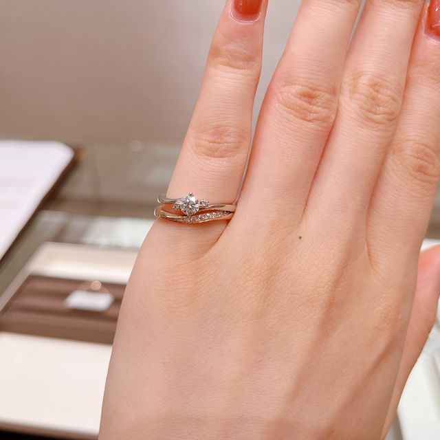 【アイプリモ(I-PRIMO)の口コミ】 婚約指輪と結婚指輪を重ね付けした時の印象も気にしていたので、合わせて…