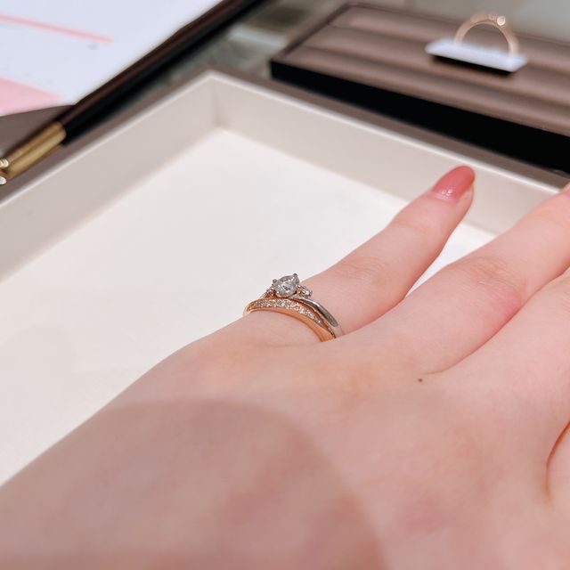 【アイプリモ(I-PRIMO)の口コミ】 婚約指輪と結婚指輪を重ね付けした時の印象も気にしていたので、合わせて…
