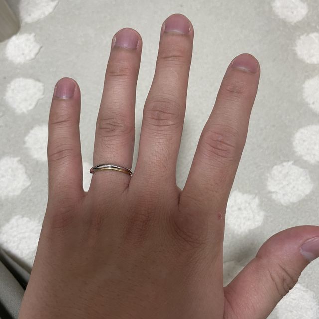 【ケイウノ ブライダル(K.UNO BRIDAL)の口コミ】 この指輪は2色から選べるため、その人の肌の色に合わせてチョイスできると…