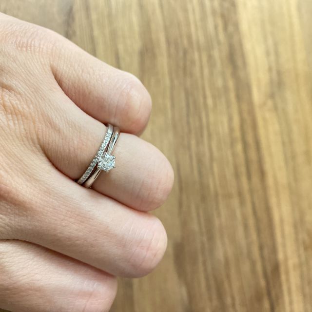 【銀座ダイヤモンドシライシの口コミ】 結婚指輪と合わせて使用したかったので、シンプルかつ細身の物にしました…