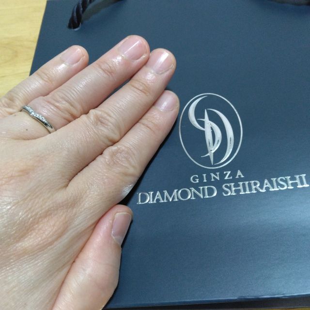 【銀座ダイヤモンドシライシの口コミ】 つけ心地が良い物を探していたところ、この指輪の柔らかな肌当たりが良い…