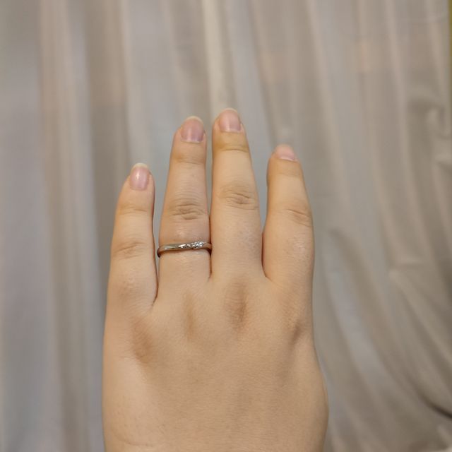 【アイプリモ(I-PRIMO)の口コミ】 毎日つけるので華美すぎないデザインを求めました。
ダイヤが7つ入ってい…