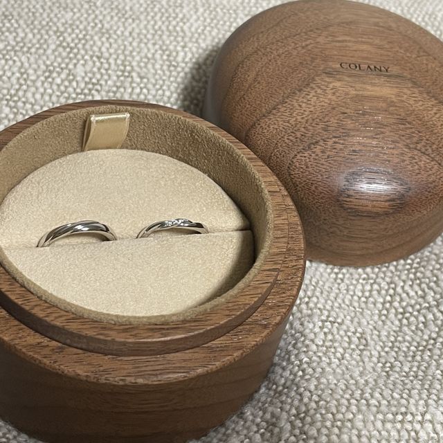 【COLANY(コラニー)の口コミ】 シンプルで、かつ個性的なデザインが気に入りました。婚約指輪にもフィッ…