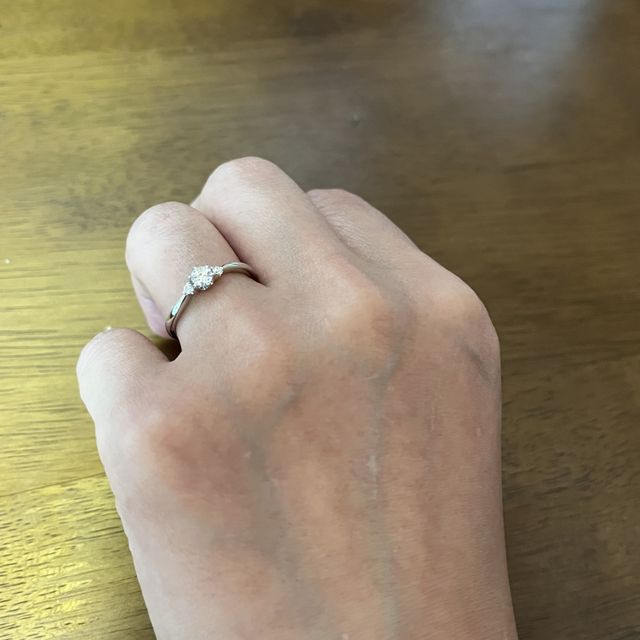 【アイプリモ(I-PRIMO)の口コミ】 贈られたダイヤモンドが映えること、
結婚指輪と重ね付けをしても不自然に…