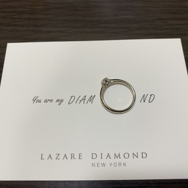 【ラザール ダイヤモンド(LAZARE DIAMOND)の口コミ】 いくつか試着させていただいた中で一番ときめいたからです。
爪が細くダイ…