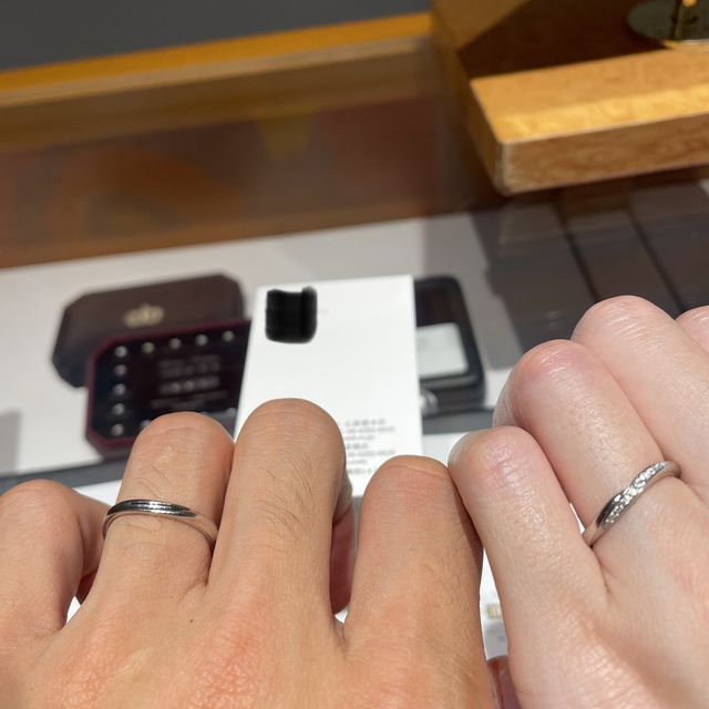 【銀座ダイヤモンドシライシの口コミ】 女性の指輪は少しウェーブがかかっており、ダイヤは5石くらいで、シンプル…