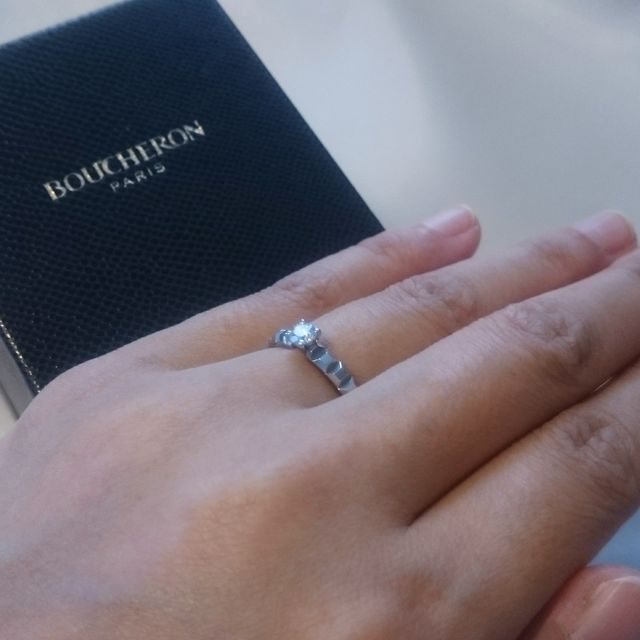 【ブシュロン(BOUCHERON)の口コミ】 リング部分の彫刻の繰り返し形状が気に入って選びました。
板チョコのよう…