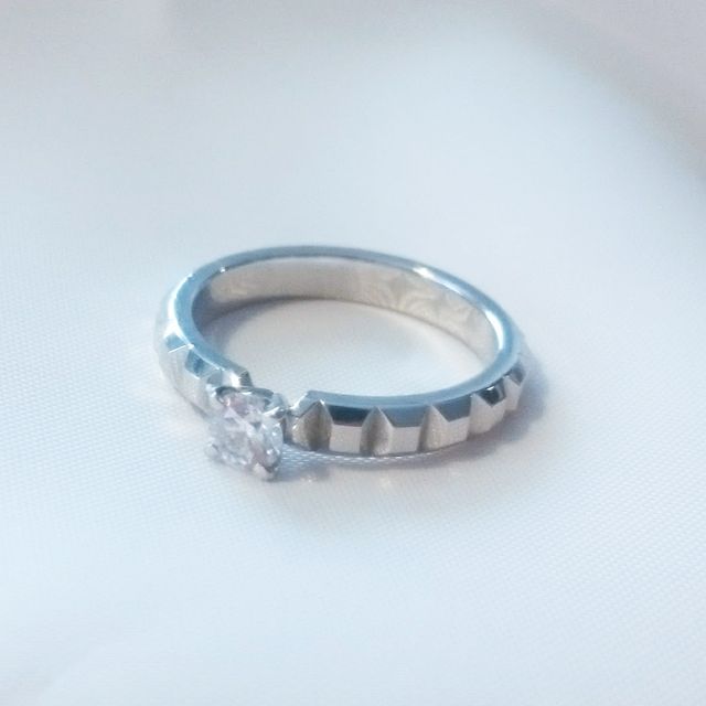 【ブシュロン(BOUCHERON)の口コミ】 リング部分の彫刻の繰り返し形状が気に入って選びました。
板チョコのよう…