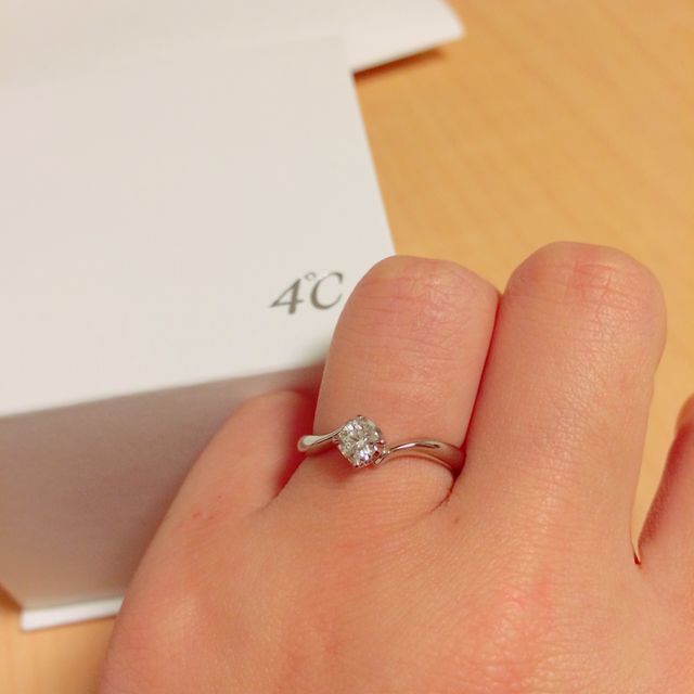 【4℃ BRIDAL(ヨンドシーブライダル)の口コミ】 THE婚約指輪という形が憧れでしたが、つけてみるとストレートより緩やかに…