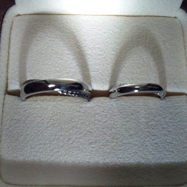 【Ponte Vecchio(ポンテヴェキオ)の口コミ】 決め手はデザインでした。
私がホワイトダイヤで主人がブラックダイヤのペ…