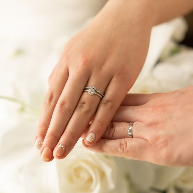 【AHKAH(アーカー)の口コミ】 真ん中に大きめのダイヤがセットされ、周りを小さなダイヤが囲んでいるデ…