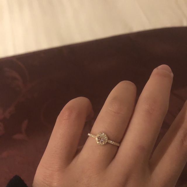 【AHKAH(アーカー)の口コミ】 真ん中に大きめのダイヤがセットされ、周りを小さなダイヤが囲んでいるデ…