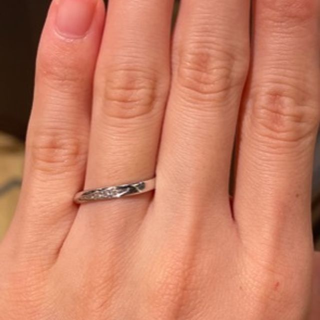 【俄(にわか)の口コミ】 デザインはウェーブで細身のタイプである。
見る角度によって見え方が違っ…