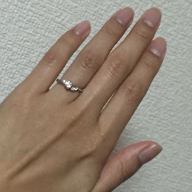 【銀座ダイヤモンドシライシの口コミ】 ダイヤの輝きがよく、デザインも素敵だったので決めました。
真ん中のダイ…