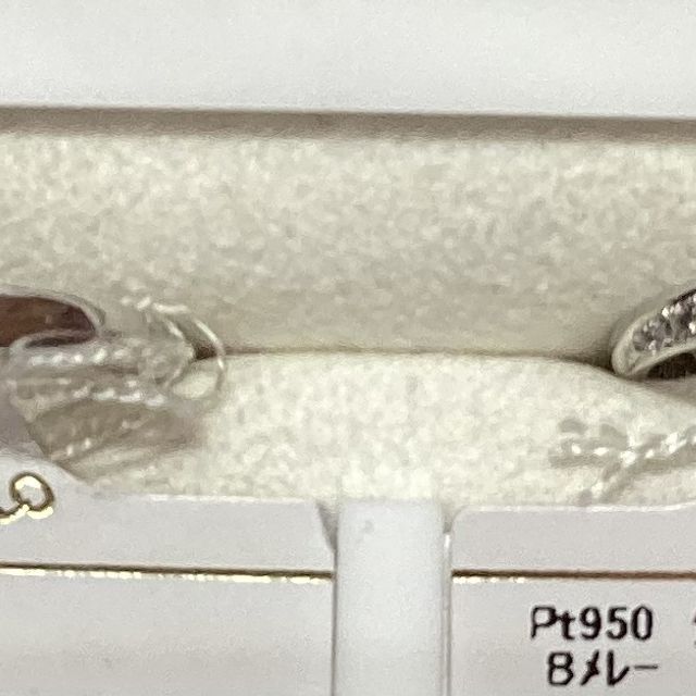 【ケイウノ ブライダル(K.UNO BRIDAL)の口コミ】 真ん中にダイヤの入った、斜めに模様の入った指輪が広告で見てとても素敵…