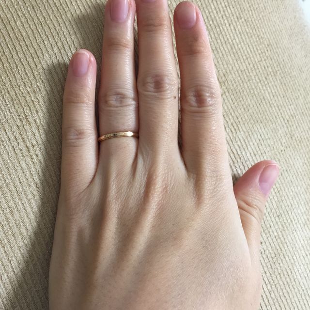 【カルティエ(Cartier)の口コミ】 普段のアクセサリーがゴールドなので、ゴールドで探していました。丸みの…