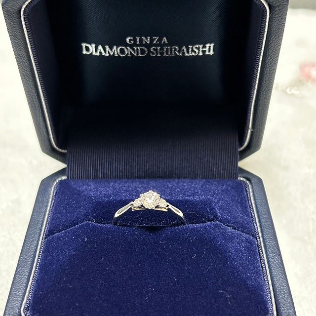 【銀座ダイヤモンドシライシの口コミ】 元々台座が可愛いものを探していました。希望としては、お花が咲いている…