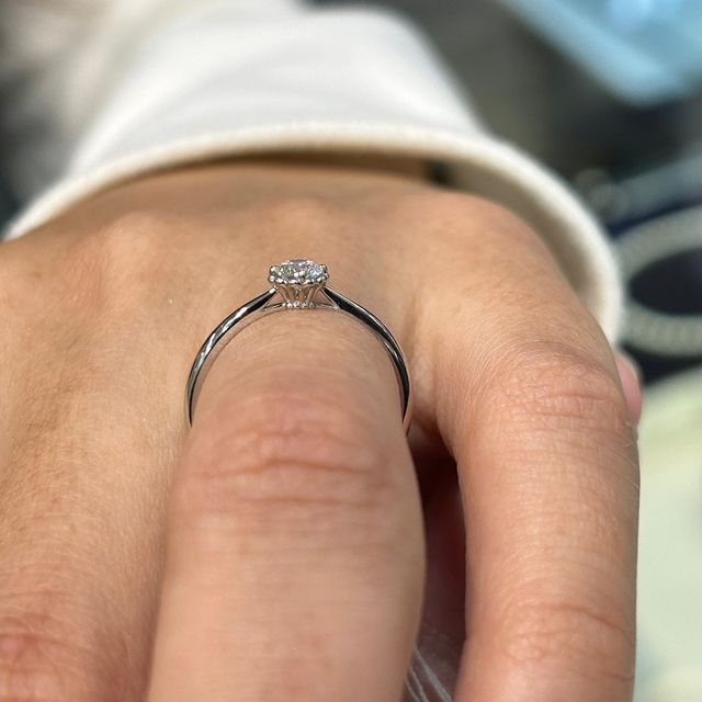 【ヴァンドーム青山(VENDOME AOYAMA)の口コミ】 上から見た時のダイヤモンドが丸くお花の様に見えるデザインが可愛いです…