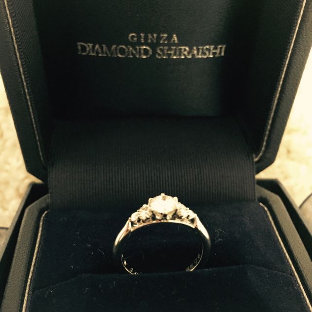 【銀座ダイヤモンドシライシの口コミ】 接客が丁寧で一生使える指輪を見つけたからです。指の小さい私でも色々な…