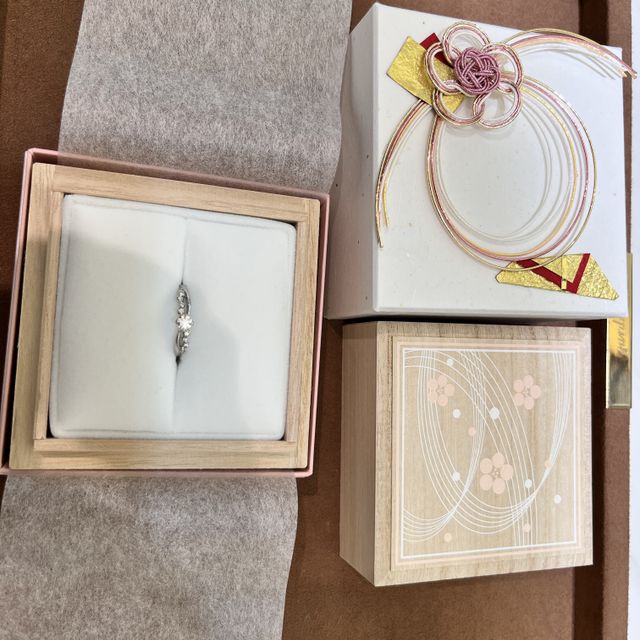 【PILOT BRIDAL(パイロットブライダル)の口コミ】 結婚指輪は真ん中に入っているダイヤと斜めのラインがかわいくて決めまし…