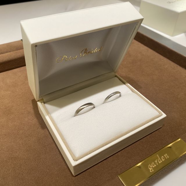 【PILOT BRIDAL(パイロットブライダル)の口コミ】 結婚指輪は真ん中に入っているダイヤと斜めのラインがかわいくて決めまし…
