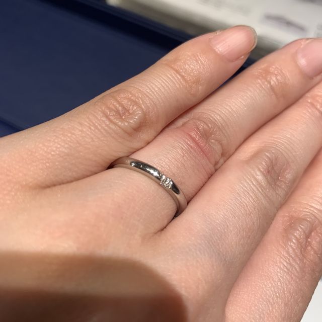【銀座ダイヤモンドシライシの口コミ】 よくあるデザインは、ダイアモンドがリングに沿って横に入っていくのに対…