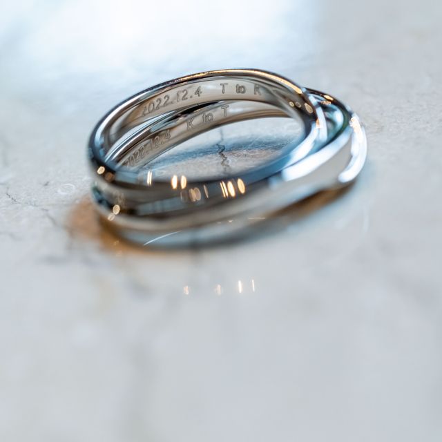 【俄(にわか)の口コミ】 私の手に似合うようにウェーブ系の指輪を選びました。
結婚指輪と言えばシ…