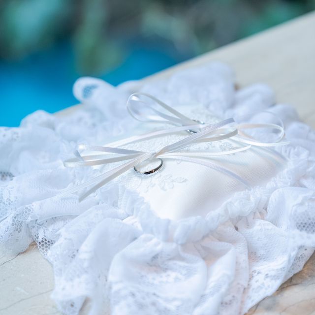 【俄(にわか)の口コミ】 私の手に似合うようにウェーブ系の指輪を選びました。
結婚指輪と言えばシ…