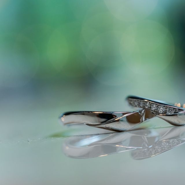 【俄(にわか)の口コミ】 私の手に似合うようにウェーブ系の指輪を選びました。
結婚指輪と言えばシ…