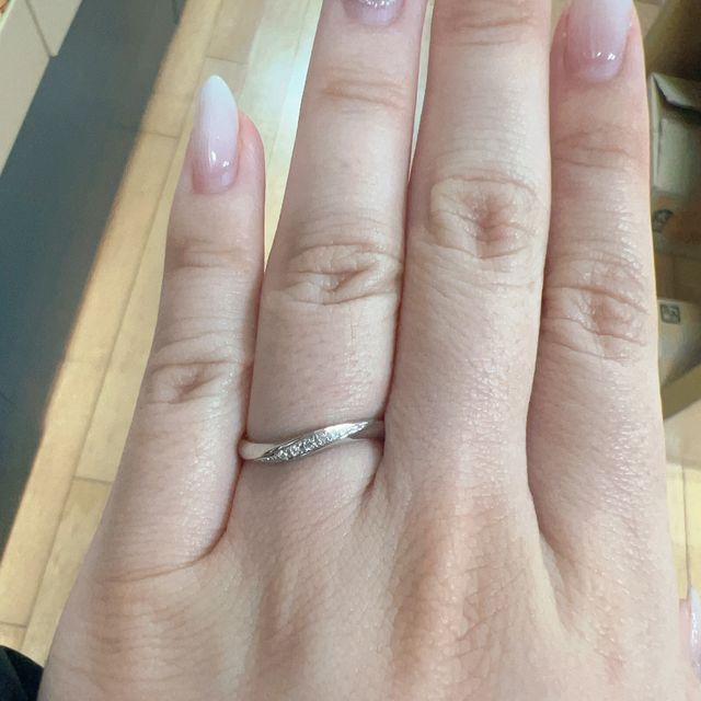 【銀座ダイヤモンドシライシの口コミ】 ウェーブもしくはV字で、ダイヤが連なっているものを検討しておりました。…