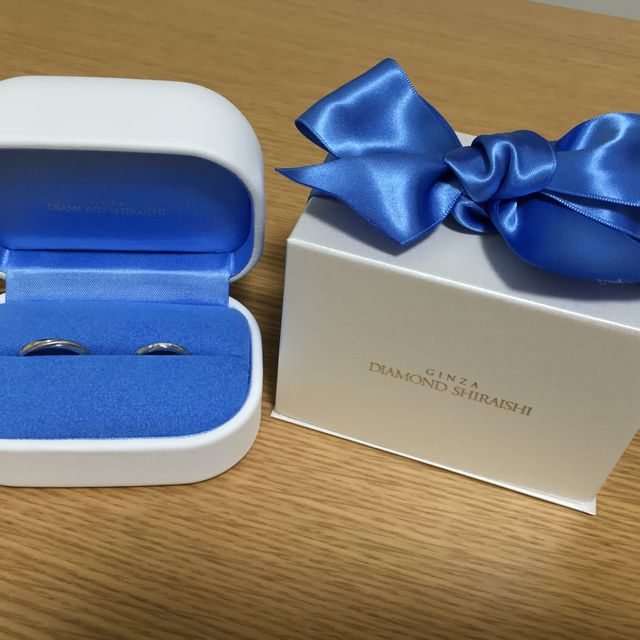 【銀座ダイヤモンドシライシの口コミ】 指が太いので、まっすぐのデザインより斜めに流れるデザインの物を探して…