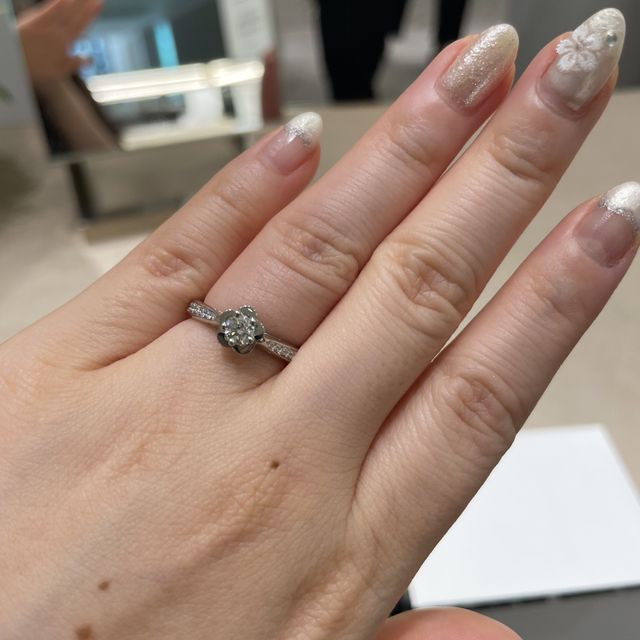 【シャネル(CHANEL)の口コミ】 デザインについてはシャネルのイメージであるカメリアがあしらわれており…