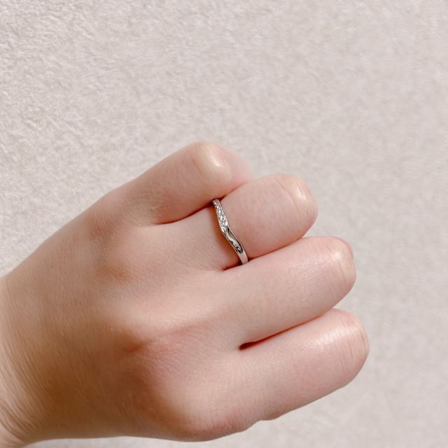 【モニッケンダム(MONNICKENDAM)の口コミ】 私は元からV字のような形の指輪を探していて、こちらのお店で私の思ってい…